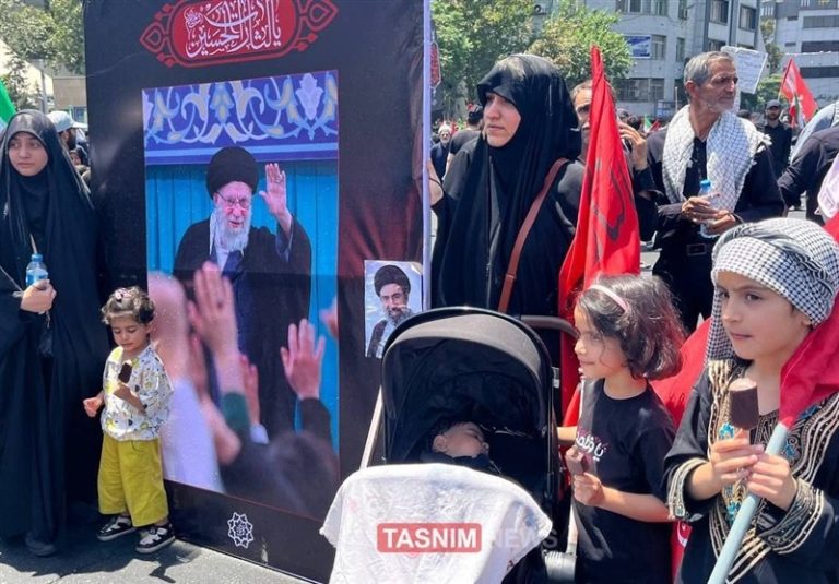 بچه‌هایمان را آورده‌ایم تا این روزهای ماندگار تاریخ را در ذهن‌شان بسپارند